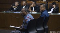 Terdakwa kasus korupsi pembangunan jalan Mikhael Kambuaya (kiri) dan David Manibui mengikuti sidang perdana dengan agenda pembacaan dakwaan di Pengadilan Tipikor, Jakarta, Rabu (20/11/2019).