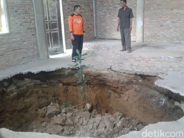 Lubang Besar Muncul di Permukiman Dairi Sumut Lubang Besar Muncul di Permukiman Dairi Sumut