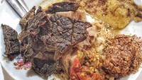 Nasi putih dengan aneka lauk termasuk jeroan sapi jadi ciri khas nasi bhuk. Yang ini lauknya keripik paru dan mendol tempe plus sambal. Foto : Instagram @hendysanjaya888