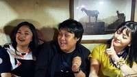 Makan bersama Marshanda dan Maudy WhiLheLmina, Cecep Reza nampak akrab dengan teman-temannya tersebut. Foto: Instagram