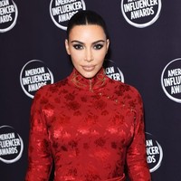 Untuk menyempurnakan gayanya, Kim yang hadir untuk memberikan penghargaan kepada makeup artist andalannya, Mario Dedivanovic, memakai heels bergaya minimalis dari Manolo Blahnik. (Foto: Getty Images)