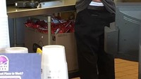 Sedang memesan makanan, pengguna Reddit ini melihat salah satu pelayan di dapur tengah menggaruk-garuk bokongnya. Foto: Istimewa