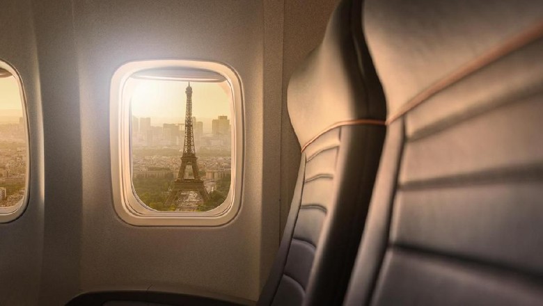 Jendela Pesawat travel to Paris, view of Eiffel Tower from the window of airplane, holidays in France, Europe
