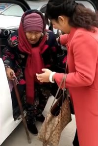 Meleleh! Ini Reaksi Wanita 84 Tahun Saat Diberi Permen Ibunya yang 107 Tahun