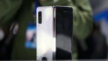 Tepat di atas layar bagian luar, Samsung menaruh kamera di sana. Ukurannya 10 MP. Foto: Sina Mobile