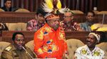 Kepala Daerah Papua Pakai Topi Rumbai Saat Rapat di DPR