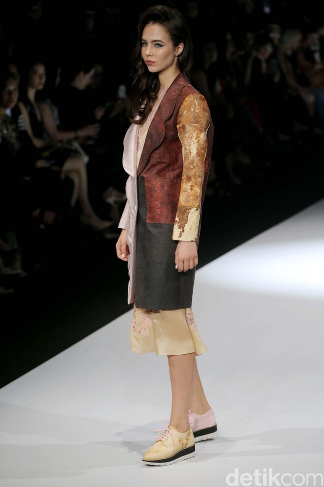 Fashion show koleksi terbaru Mel Ahyar bertema Skins menampilkan busana berbahan limbah di Jakarta Fashion Week 2020, Senayan City, Jakarta. Senin 28/10/2019]. Foto: Rachman Haryanto/detikcom