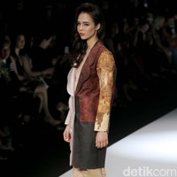 Fashion show koleksi terbaru Mel Ahyar bertema Skins menampilkan busana berbahan limbah di Jakarta Fashion Week 2020, Senayan City, Jakarta. Senin 28/10/2019]. Foto: Rachman Haryanto/detikcom