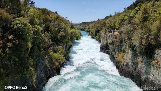Terbius Keindahan Air Terjun Super Biru di New Zealand