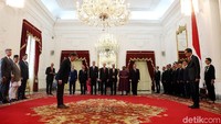 Jokowi menerima surat kepercayaan dari duta besar negara sahabat di ruang kredensial Istana Merdeka.