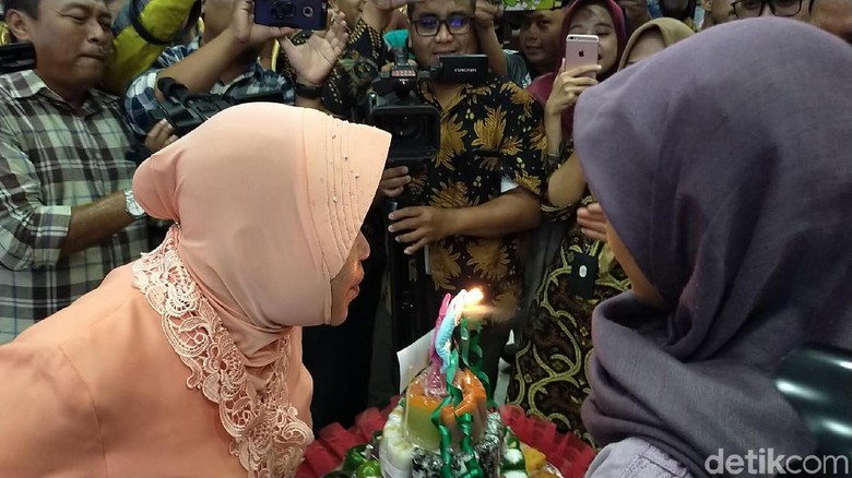 Risma Ulang Tahun, Wartawan Ngeprank Kesurupan Saat Wawancara Risma Ulang Tahun, Wartawan Ngeprank Kesurupan Saat Wawancara