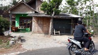 Diungkapkannya, warung di rumah Asmo Wasidi sehari-hari dikelola oleh istri Markino yang juga kerap tidur di warung tersebut.