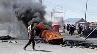 Kericuhan terjadi di dekat pabrik bahan bakar di kawasan Bolivia ketika polisi dan tentara tengah mengawal kapal tanker dari pabrik bahan bakar yang diblokir para pendukung mantan Presiden Evo Morales selama lima hari.