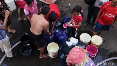 Warga Cipayung Antre Air Bersih
