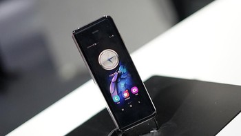 Sedangkan layar bagian ;uar 4,6 inch Super AMOLED HD+ dengan rasio 21:9. Foto: Sina Mobile
