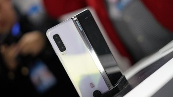 Ponsel layar lipat ini mendukung koneksi 5G. Foto: Sina Mobile