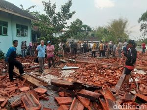 Aula SMKN 1 Miri Sragen Ambruk Diterjang Hujan Angin, Puluhan Siswa Luka