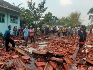 Aula SMKN 1 Miri Sragen Ambruk Diterjang Hujan Angin, Puluhan Siswa Luka