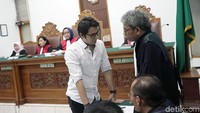 Kriss Hatta dituntut hukuman 10 bulan penjara dipotong masa tahanan. Pool/Palevi S/detikFoto.