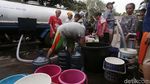 Warga Cipayung Antre Air Bersih