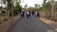 Menurutnya, pemilik rumah adalah suami istri, sang istri sehari-hari membuka warung kelontong.