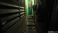 Masuk ke dalam gang-gang di kampung itu seakan menyiapkan diri untuk tersesat.