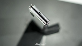 Ponsel ini menawarkan dual speaker AKG yang siap memanjakan telinga. Foto: Sina Mobile