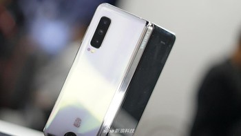 Terdapat tiga kamera di bagian luar. Kamera utamanya 12 MP Dual Pixel dengan aperture f/2,4 - f/1.5 dan OIS. Lalu lensa telephoto 12 MP dan lensa ultra-wide-angle 16 MP. Foto: Sina Mobile
