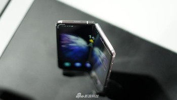 Samsung menenagai W20 5G dengan Snapdragon 855 Plus SoC. Foto: Sina Mobile
