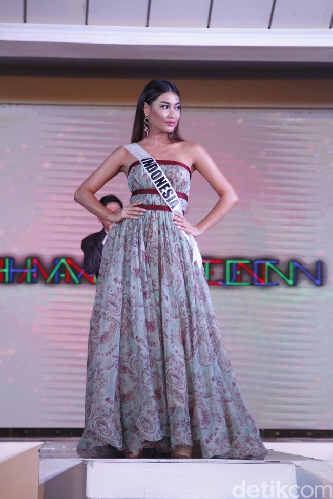 Gaun selanjutnya, rancangan Hian Tjen. Frederika Cull memakai gaun dari koleksi couture Hian Tjen yang bertajuk PERFECT10N. Kehidupan kaum Amish yang kuno dan kolot menjadi sumber inspirasi desainer Hian Tjen. (Foto: Mohammad Abduh/detikcom)