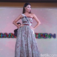 Gaun selanjutnya, rancangan Hian Tjen. Frederika Cull memakai gaun dari koleksi couture Hian Tjen yang bertajuk PERFECT10N. Kehidupan kaum Amish yang kuno dan kolot menjadi sumber inspirasi desainer Hian Tjen. (Foto: Mohammad Abduh/detikcom)