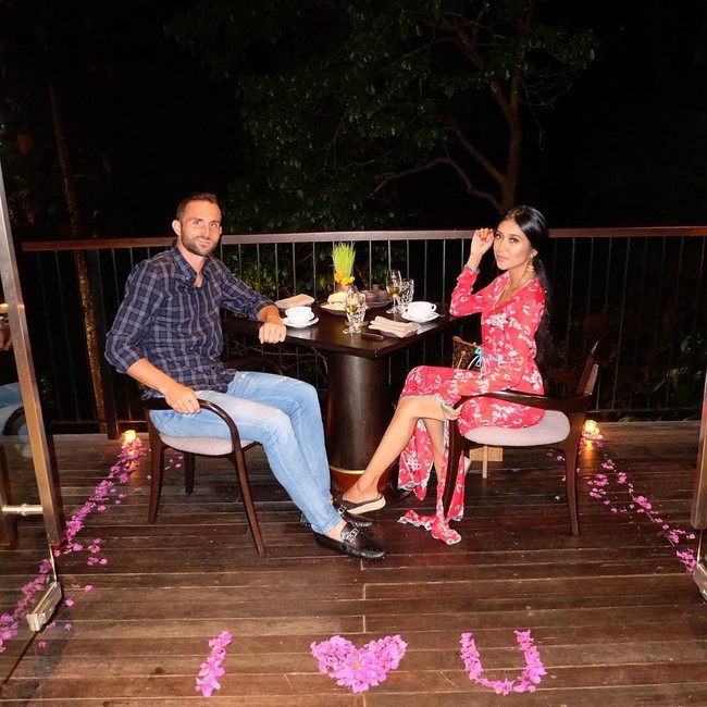 Istri pesepakbola Ilija Spasojevic dikabarkan meninggal dunia. Wanita cantik bernama Lelhy Arief Spasojevic dikabarkan menghembuskan napas terakhirnya di RS Siloam Bali, Rabu (20/11) pukul 00.57 WITA. Pasangan ini dikenal romantis. Keduanya kerap membagikan foto kemesraan mereka. Inilah momen mesra Spaso dan istri cantiknya itu yang tak akan bisa diulang lagi.  Foto: Instagram @lelhyspaso