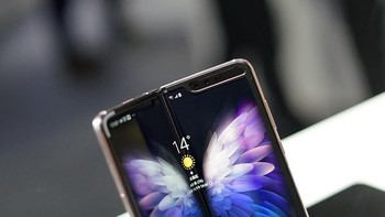 Samsung memasang baterai berdaya tampung 4.235 mAh dengan fast charging baik lewat kabel atau wireless. Foto: Sina Mobile