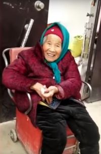 Meleleh! Ini Reaksi Wanita 84 Tahun Saat Diberi Permen Ibunya yang 107 Tahun