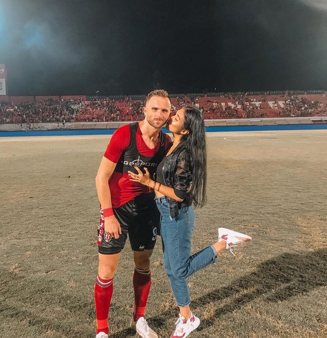 Inilah foto kemesraan terakhir yang diunggah Lelhy di Instagramnya. Tampak Lelhy memberikan ciuman di pipi Spaso, dengan keterangan foto yang menggoda, Boleh minta foto? @spaso_87 ☺️💋#aftermatch #fangirl.  Foto: Instagram @lelhyspaso