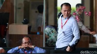 Toto menunggu dipanggil penyidik di lobi gedung KPK. 