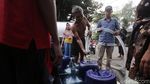 Warga Cipayung Antre Air Bersih
