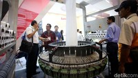 Sejumlah petugas memberikan informasi terkait penggunaan berbagai mesin dan produk industri lainnya dalam pameran tersebut.