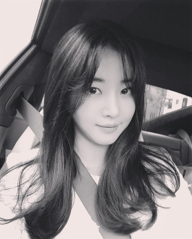 Sebelumnya ia adalah ratu kecantikan yang memenangkan Miss Korea pada 2000. Kim Sarang pun dikirim untuk mengikuti Miss Universe 2001 dan memenangkan kostum nasional terbaik ketika menggunakan hanbok. Foto: Instagram @sarangkim.love