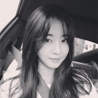 Sebelumnya ia adalah ratu kecantikan yang memenangkan Miss Korea pada 2000. Kim Sarang pun dikirim untuk mengikuti Miss Universe 2001 dan memenangkan kostum nasional terbaik ketika menggunakan hanbok. Foto: Instagram @sarangkim.love