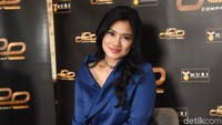 Namun Titi sebenarnya menyimpan kesedihan. Belum lama ini ia menjalani kuret karena janin yang dikandungnya tak berkembang. Foto: Noel/detikFoto