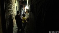 Atap bangunan yang saling bertemu membuat gang-gang di Kampung Venus sulit tertembut cahaya matahari.