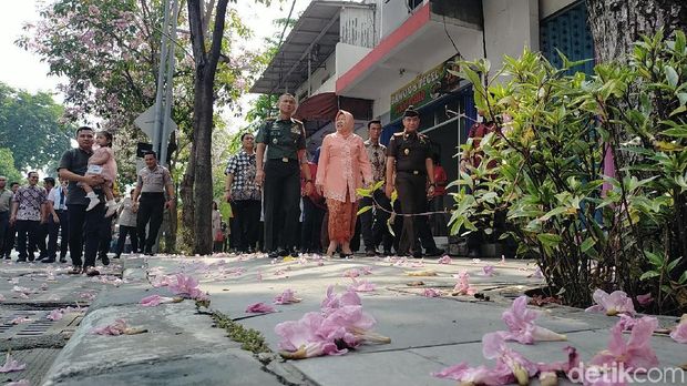 Ultah Risma di Tengah Pesona Tabebuya Bermekaran di Surabaya