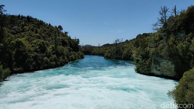 Terbius Keindahan Air Terjun Super Biru di New Zealand