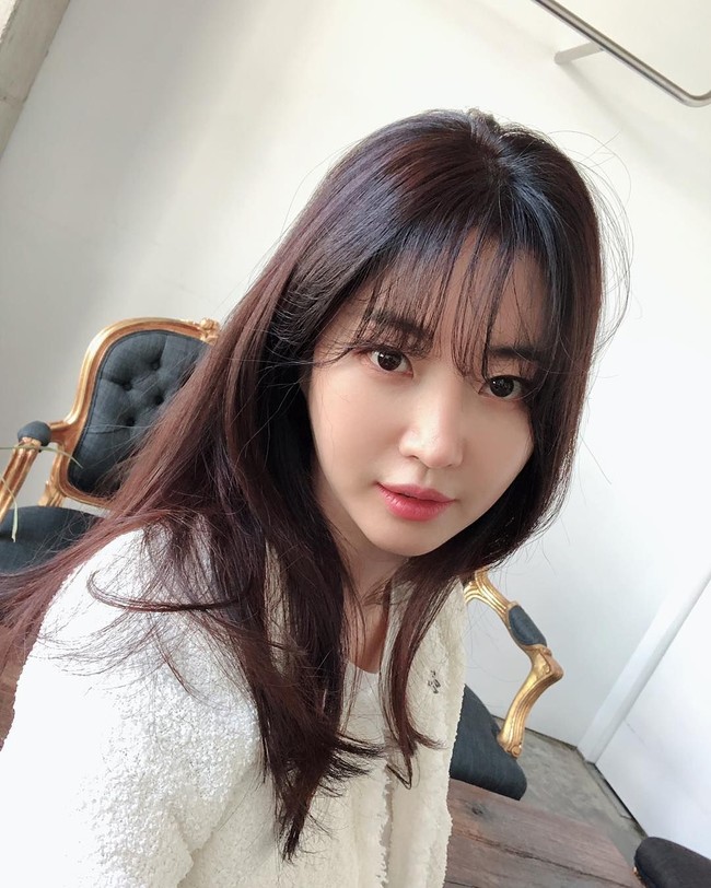 Baru-baru ini Kim Sarang memukau para netizen dengan pesonanya ketika mengunggah sebuah selfie di Instagram. Banyak yang tak percaya jika pemain drama Korea tersebut berusia 41 tahun. Penampilannya terlihat cantik dan awet muda. Foto: Instagram @sarangkim.love
