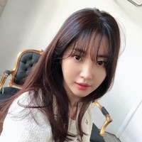 Baru-baru ini Kim Sarang memukau para netizen dengan pesonanya ketika mengunggah sebuah selfie di Instagram. Banyak yang tak percaya jika pemain drama Korea tersebut berusia 41 tahun. Penampilannya terlihat cantik dan awet muda. Foto: Instagram @sarangkim.love