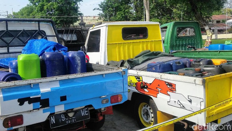 Polisi Bondowoso Ringkus Pembeli BBM yang Gunakan Mobil Modifikasi Polisi Bondowoso Ringkus Pembeli BBM yang Gunakan Mobil Modifikasi