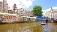 Salah satu ikon wisata unik di Amsterdam yaitu Bloemenmarkt akhirnya ditutup pada April 2019. Pasar bunga ini ditutup karena didatangi terlalu banyak turis yang membuat pelanggan loyal toko itu pergi. (iStock)