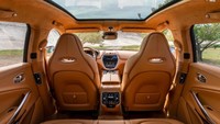 Mobil memiliki berbagai aksesoris mewah, dengan interior yang lapang. Sebut saja dengan layar sentuh 10,25 inci, yang bisa memberikan informasi mengenai segala informasi mengenai kendaraan bakal tersaji.