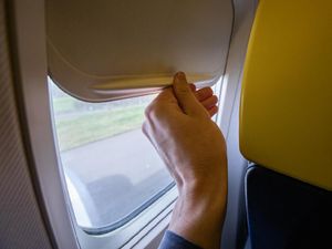 Bisa-bisanya Mau Motret Sunrise Lewat Jendela Pesawat, eh Diganggu